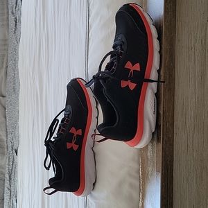 Under armour black athletic shoes size 7